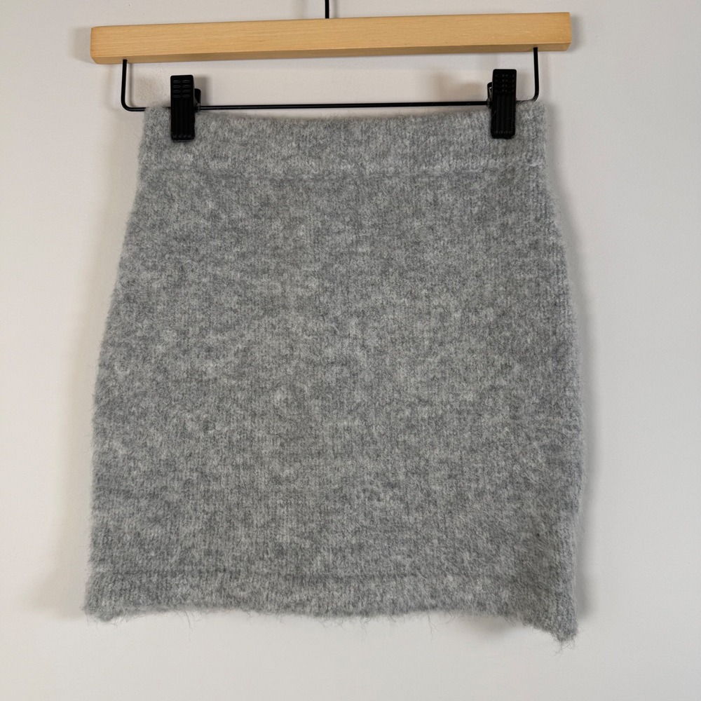 NWOT SNDYS. Grey Knit Mini Skirt XS Heathered Fuzzy Wool Blend Elastic Stretch‎